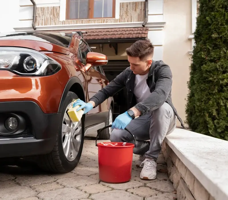 Lavage auto à domicile Gasny : professionnel intervenant sur un véhicule